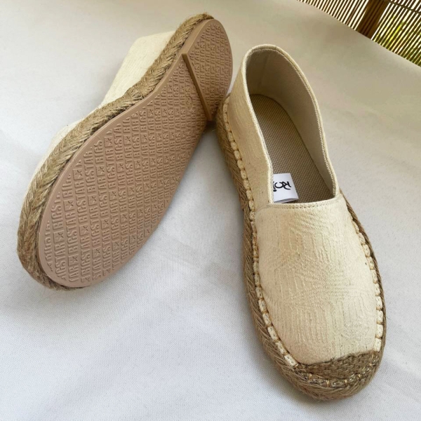 >کفش طرح گیوه کرم کد533
