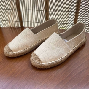>کفش طرح گیوه کرم کد533