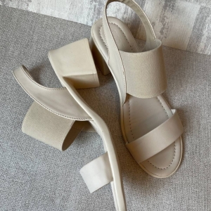 >صندل پاشنه کرم کد45