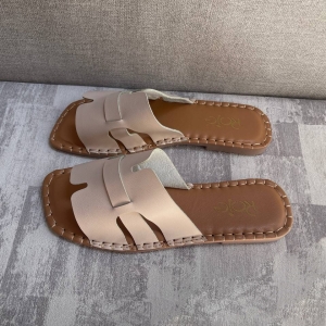 >صندل راحتی کرم کد ۸۱۰